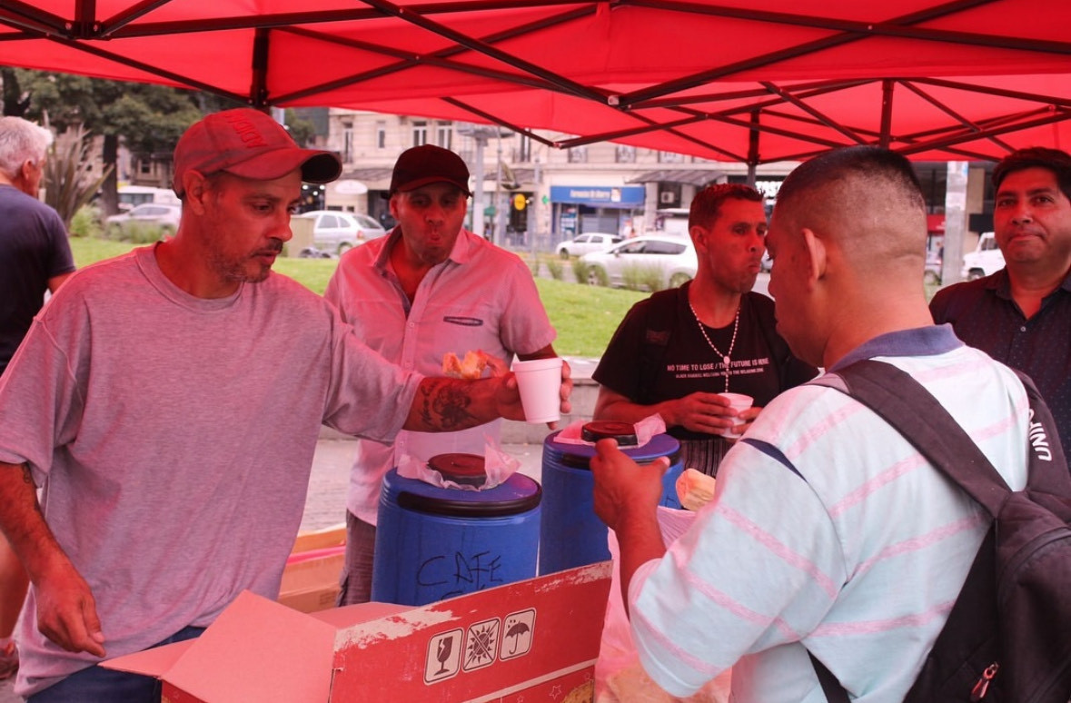Imagen de “Desayunazo solidario” en el Obelisco contra el plan de hambre de Milei
